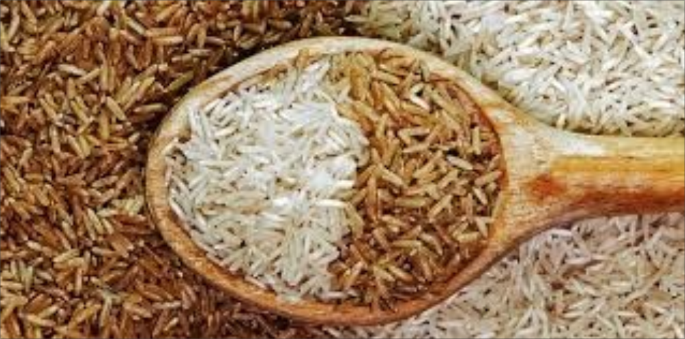  El arroz integral, al conservar el salvado y el germen, ofrece más fibra, vitaminas y minerales que el arroz blanco refinado.